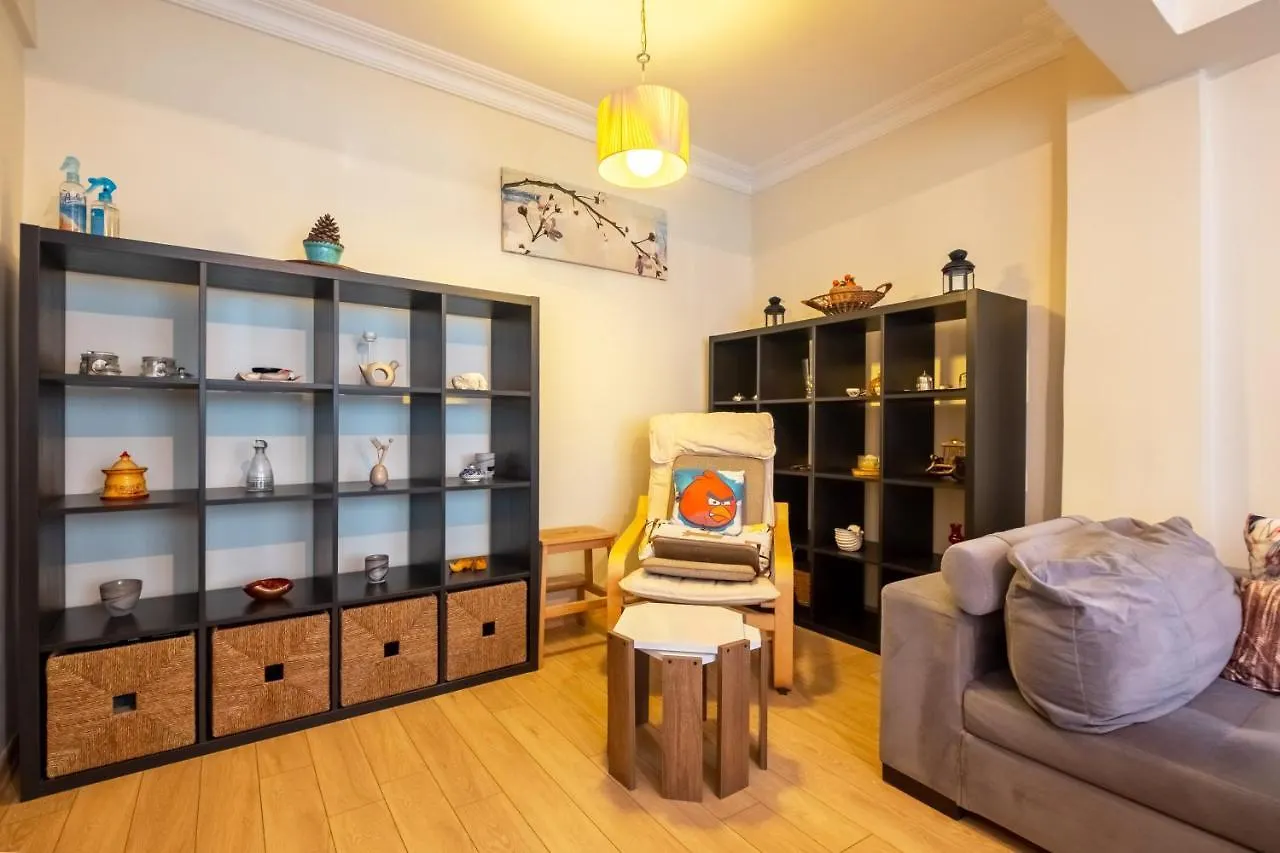 Flat With Garden Close To Coast In Uskudar İstanbul Türkiye
