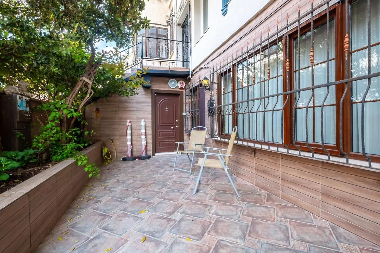 Flat With Garden Close To Coast In Uskudar İstanbul Daire