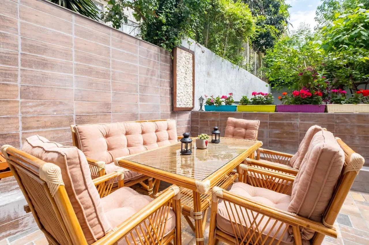 Flat With Garden Close To Coast In Uskudar İstanbul Daire