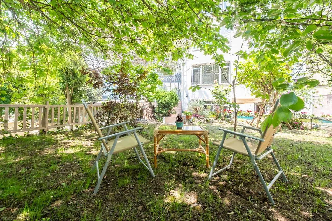 Flat With Garden Close To Coast In Uskudar İstanbul