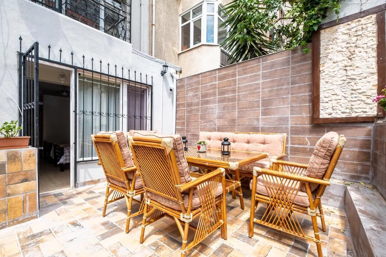Daire Flat With Garden Close To Coast In Uskudar İstanbul
