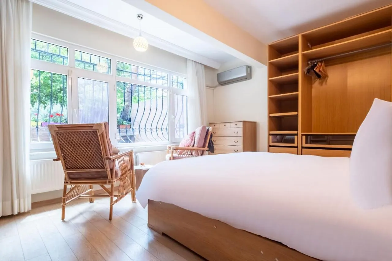Flat With Garden Close To Coast In Uskudar İstanbul