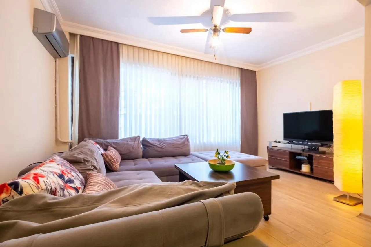 Flat With Garden Close To Coast In Uskudar İstanbul Türkiye