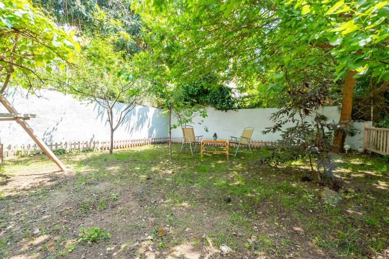 Flat With Garden Close To Coast In Uskudar İstanbul 0*,