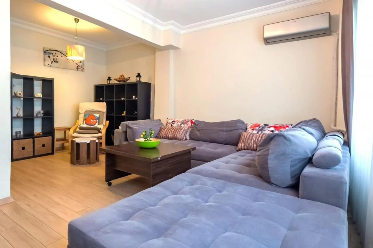 Flat With Garden Close To Coast In Uskudar İstanbul Daire