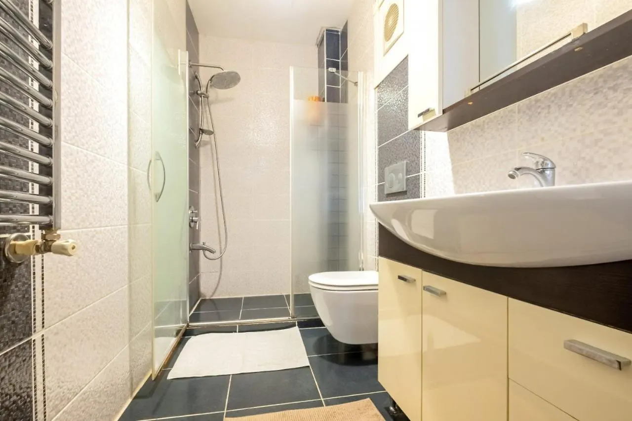 Daire Flat With Garden Close To Coast In Uskudar İstanbul Türkiye